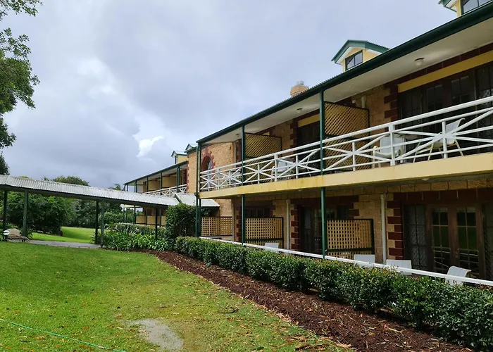 Spa Hotel: The Manor Tamborine Mountain